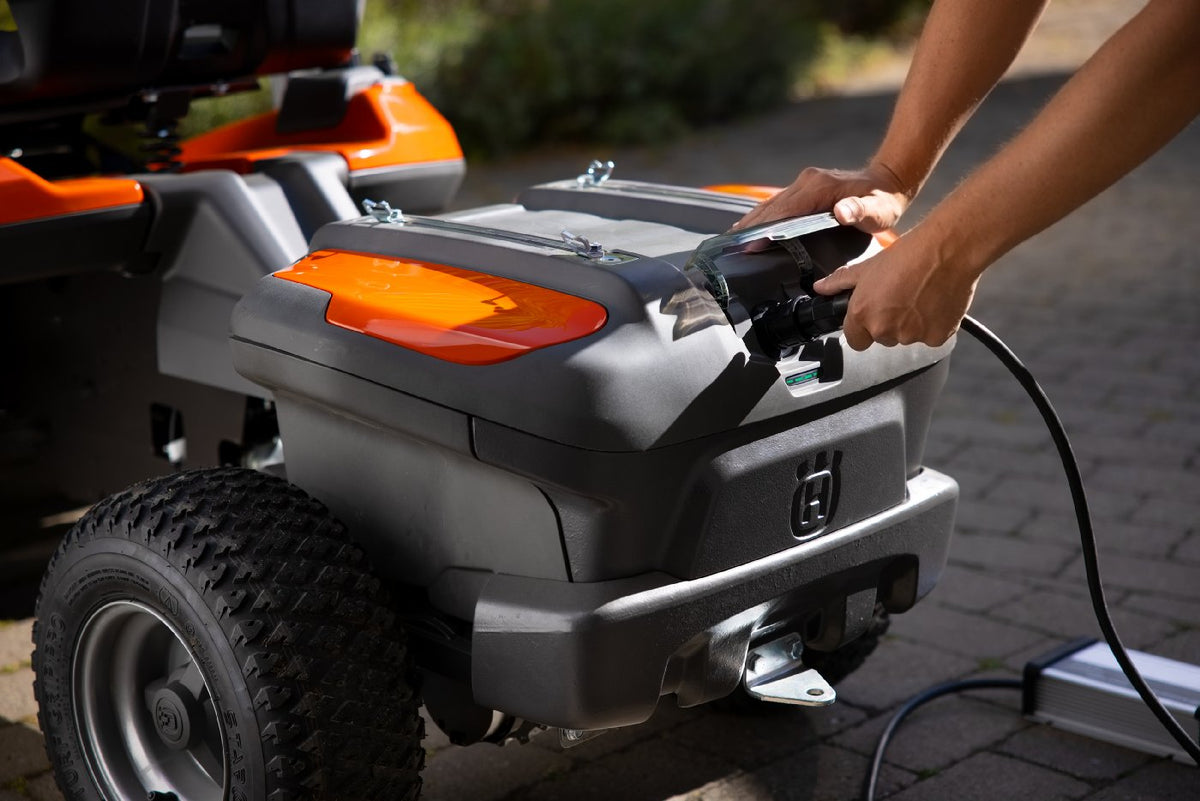 Husqvarna R 200iX AWD Dual Battery accu-frontmaaier – basismachine zonder maaidek en lader – afbeelding 11